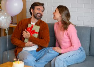 memberi surprise ulang tahun