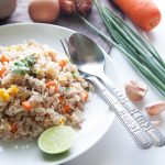 Membuat nasi goreng
