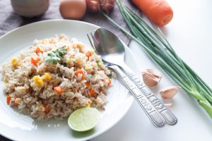 Membuat nasi goreng