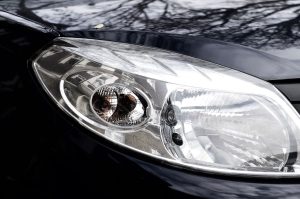 Mengganti lampu mobil